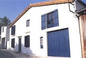 Bed & Breakfast Mas Montluzia 3*